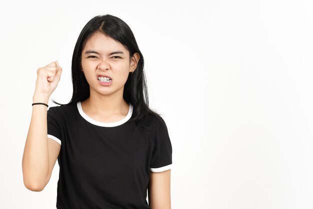 Faccia arrabbiata e mostrando pugno di bella donna asiatica isolata su sfondo bianco