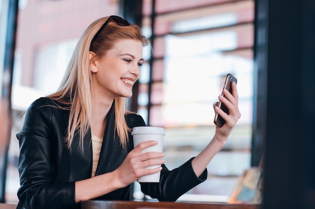 faccia di comunicazione mobile internet per il tempo libero