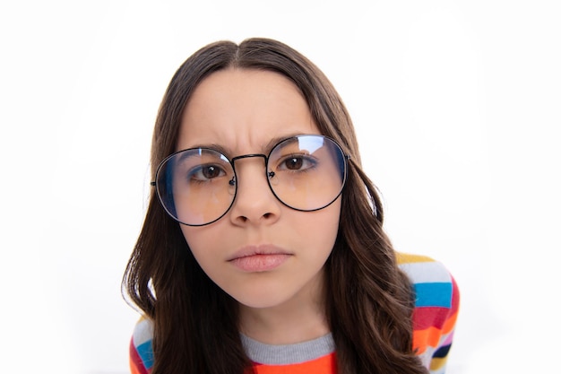 Faccia di ragazza divertente Bambina 1213 14 anni in occhiali su sfondo isolato Ritratto in studio per bambini Faccia di bambini emotivi