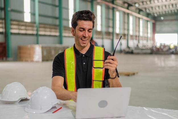 Faccia felice uomo lavoratore in fabbrica Ingegnere sorriso sullo sfondo della fabbrica