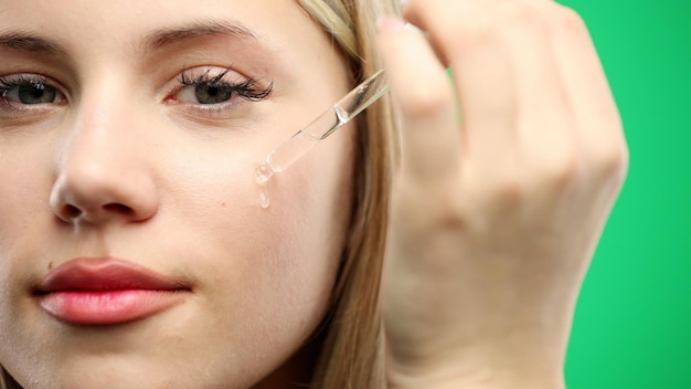 Faccia femminile in primo piano su uno sfondo verde
