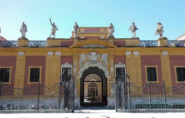 Facciata barocca del Palazzo di San Telmo a Siviglia in una giornata di sole in Spagna