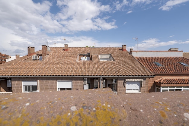 Facciata bianca di un locale trasformato in una casa in stile loft