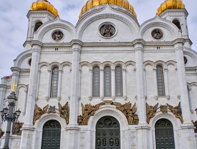 Facciata Cattedrale di Cristo Salvatore a Mosca contro il cielo nuvoloso