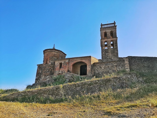 Facciata del castello di Almonaster la Real nella Sierra de Aracena