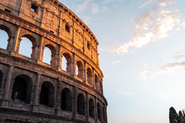 Facciata del Colosseo di Roma, Italia.