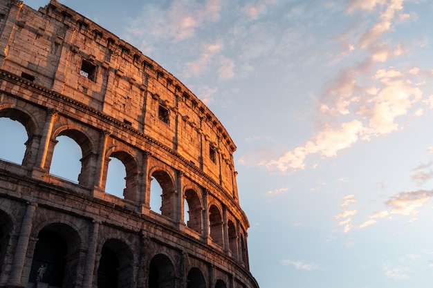 Facciata del Colosseo di Roma, Italia.