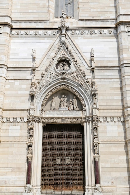 Facciata del Duomo di Napoli a Napoli Italia