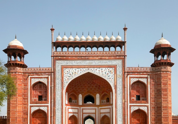 Facciata del forte di Agra contro un cielo limpido