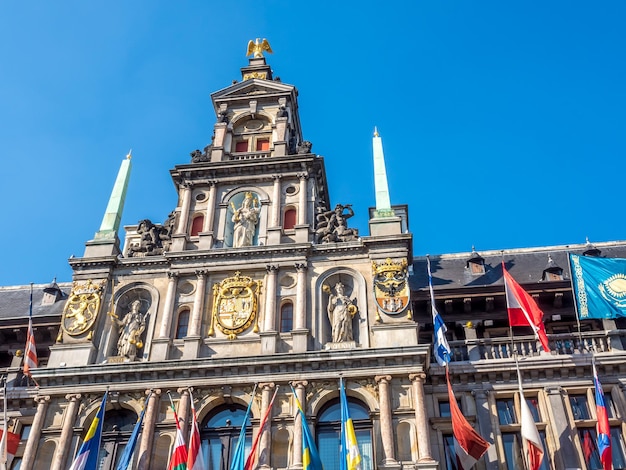 Facciata del municipio sulla piazza del mercato grande di Anversa in Belgio sotto il cielo blu in una giornata di sole