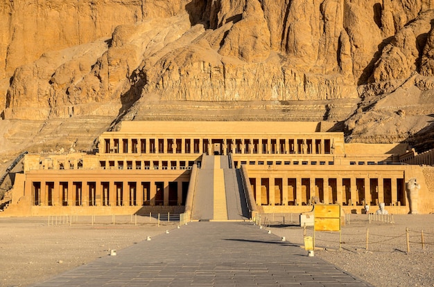 Facciata del tempio di Hatshepsut nelle rocce del deserto di Luxor, Egitto