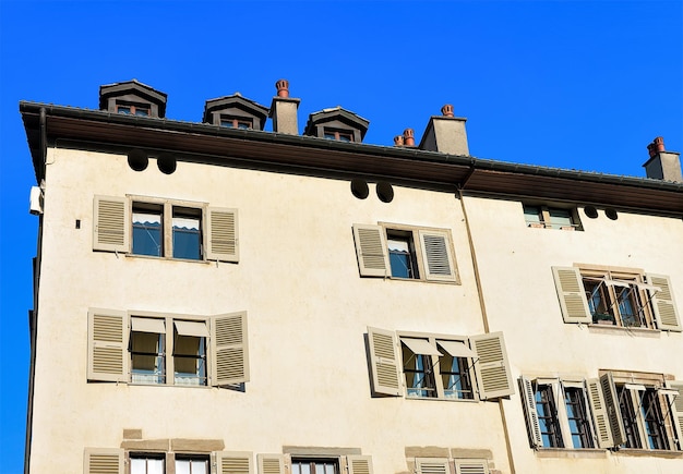 Facciata dell'architettura dell'edificio su Place du Bourg-Four nella città vecchia di Ginevra, Svizzera