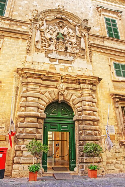 Facciata dell'Auberge Italia nella città vecchia di La Valletta, Malta