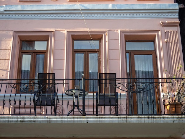 Facciata dell'edificio Balcone con sedie e tavolo Appartamenti