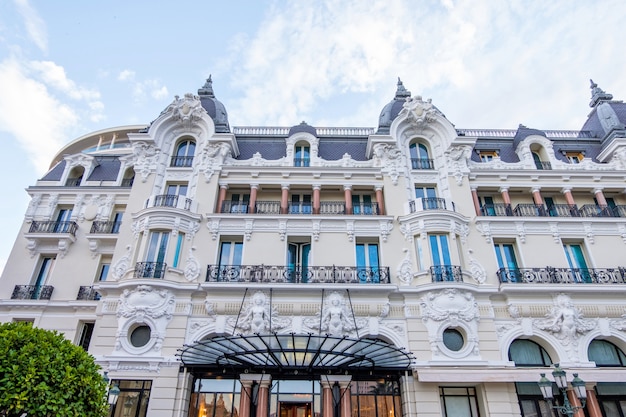 Facciata dell&#39;Hotel de Paris al tramonto