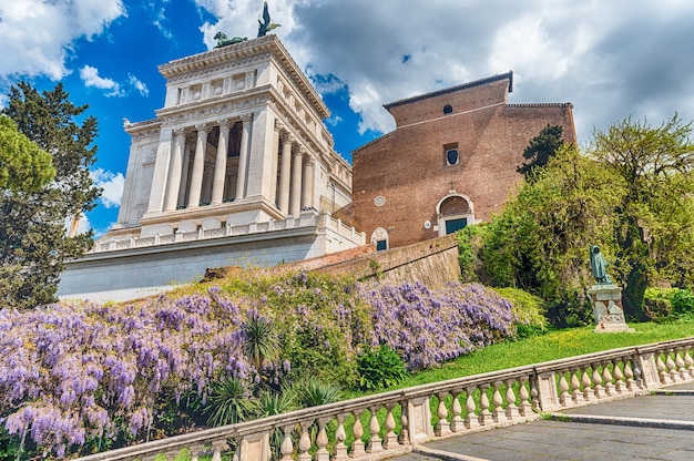 Facciata della Basilica di Santa Maria dell'Altare del Cielo, Roma, Italia