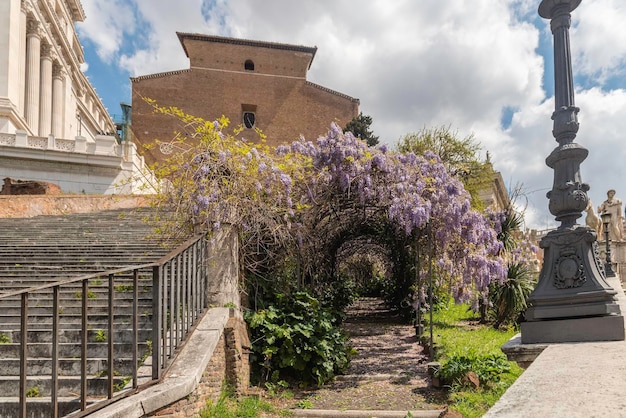 Facciata della Basilica di Santa Maria dell'Altare del Cielo, Roma, Italia