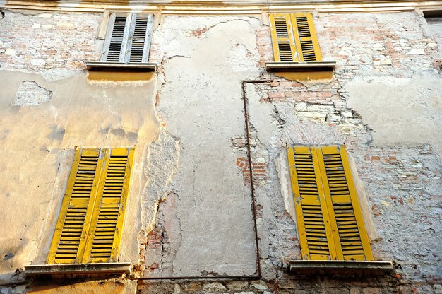 Facciata della casa antiquata nel centro di Roma, Italia.