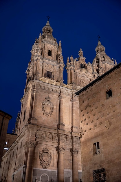 Facciata della Casa de las Conchas a Salamanca di notte in Spagna