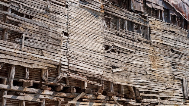 Facciata della casa in legno rovinata