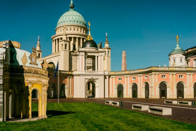 Facciata della cattedrale contro il cielo