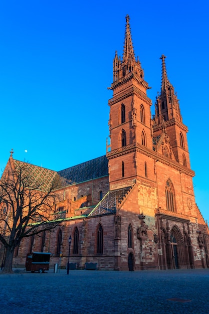 Facciata della cattedrale di Basilea in Svizzera