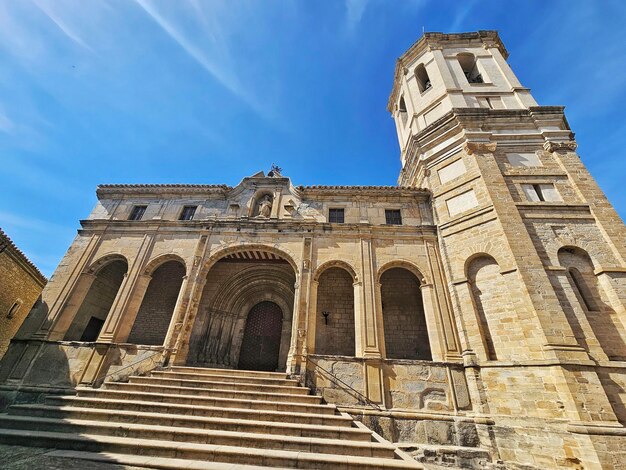 Facciata della cattedrale di Roda de Isabena, provincia di Huesca