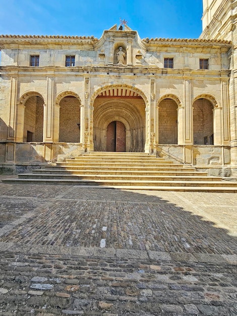 Facciata della cattedrale di Roda de Isabena, provincia di Huesca