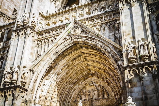 Facciata della cattedrale di Toledo, chiesa spagnola
