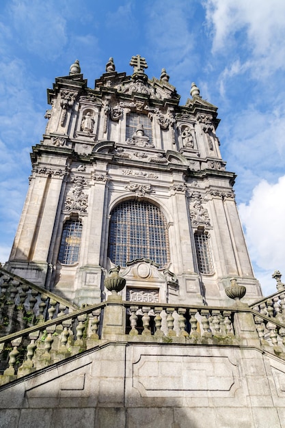 Facciata della Chiesa dei sacerdoti la Chiesa dei Clerigos una chiesa barocca a Porto Portogallo