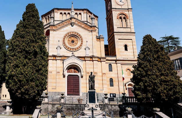 Facciata della chiesa di san lorenzo con un rosone como italia