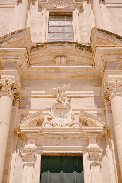 Facciata della chiesa di sant'Ignazio a dubrovnik croazia statua di un angelo sopra l'ingresso a