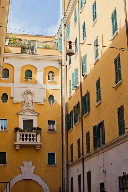 Facciata della vecchia casa a Roma