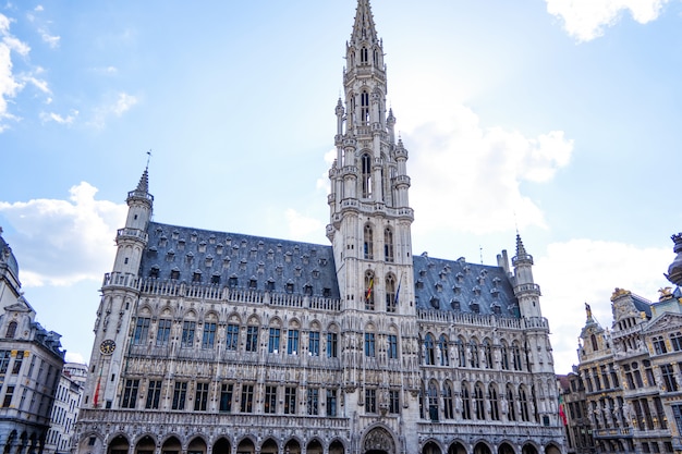 Facciata delle costruzioni al tramonto in Grand Place