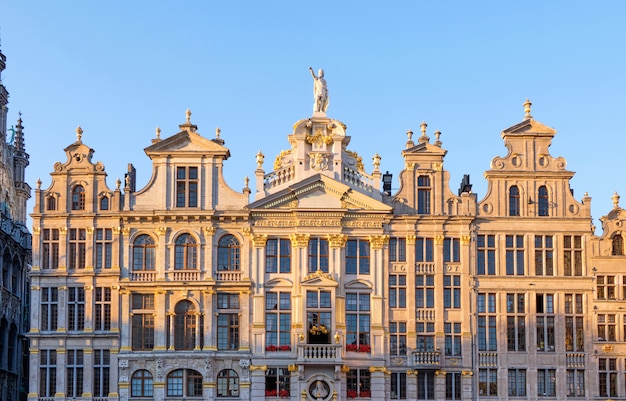 Facciata delle costruzioni al tramonto in Grand Place