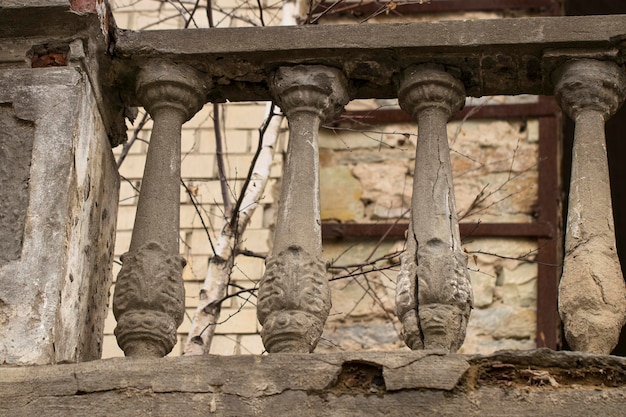 Facciata di edificio abbandonato a due piani.