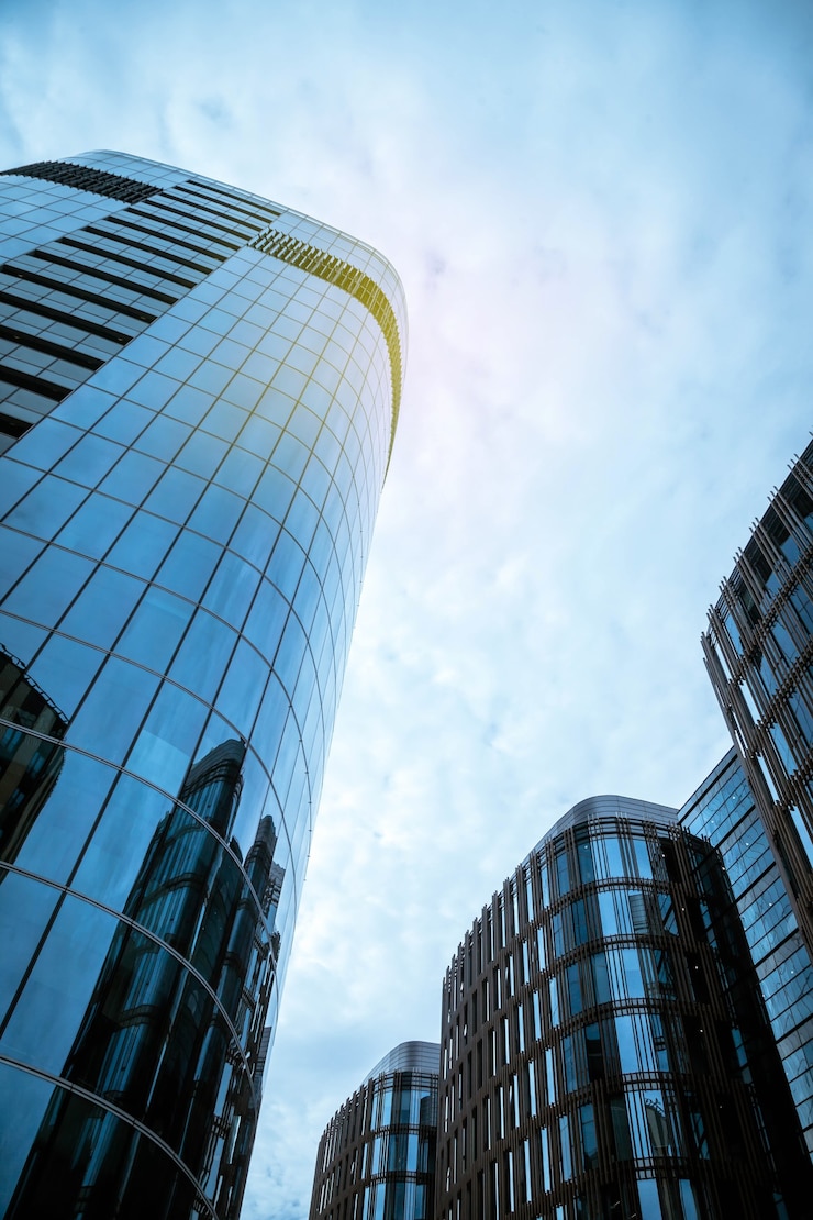 Facciata di grattacieli in stile moderno in vetro e cemento. Architettura dell'edificio nel quartiere degli affari della metropoli. Economia, concetto di finanza di attività imprenditoriale. Spazio del copyright