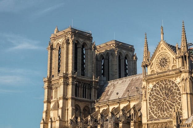 Facciata di notre dame de Paris, cattedrale medievale (chiesa) a parigi, francia.