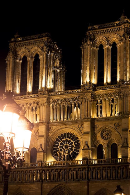 Facciata di NotreDame a Parigi di notte