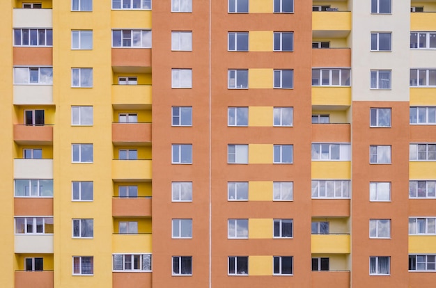 Facciata di un edificio a più piani. Frammento.