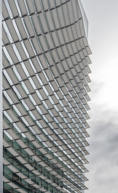 Facciata di un edificio in vetro - sfondo futurista.