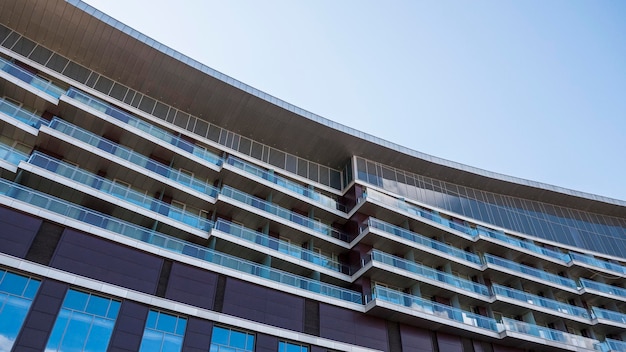 Facciata di un frammento di edificio residenziale inquadratura dal basso contro il cielo