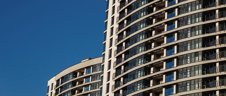 Facciata di un moderno edificio residenziale contro il complesso residenziale del cielo