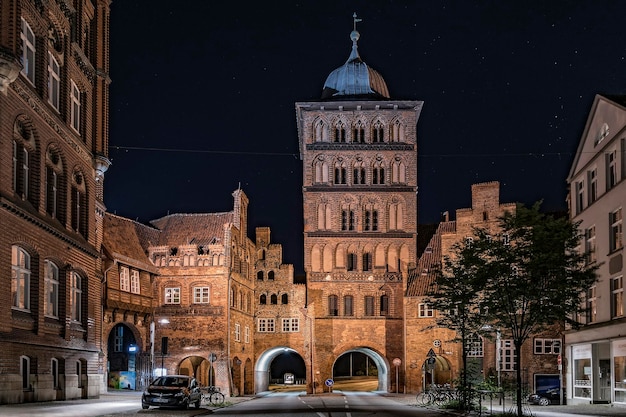Facciata di un vecchio edificio tedesco di notte