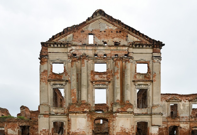 Facciata di un vecchio palazzo in rovina.