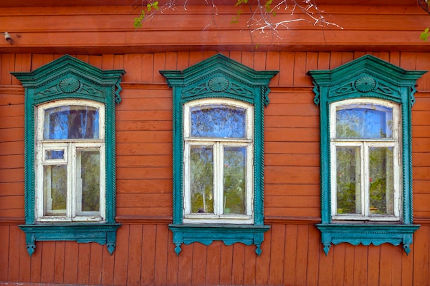 Facciata di una casa in legno nella città di Zaraysk Russia