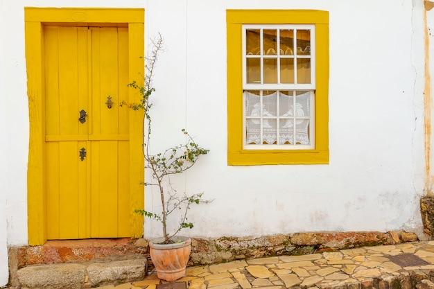 Facciata di una piccola casa coloniale