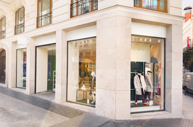 Foto facciata di vetrina di abbigliamento di moda e modello di finestre per il tuo marchio