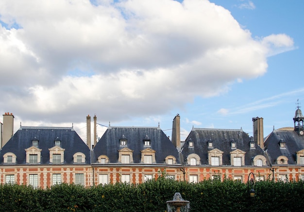 Facciata e tetto di un bellissimo edificio classico a Parigi