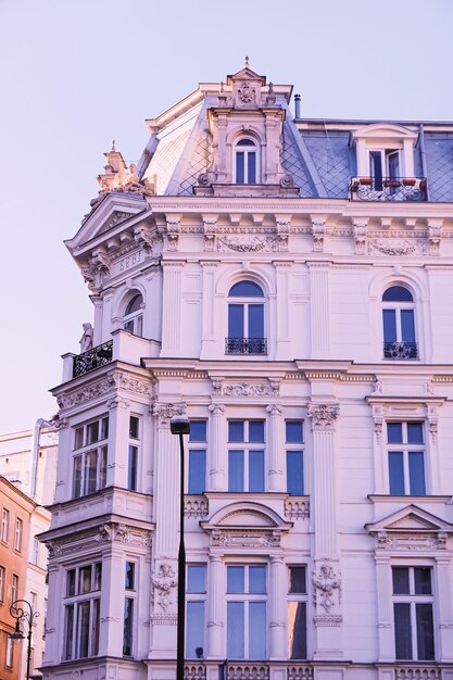 Facciata esterna di un edificio classico nell'architettura e nel design della città europea